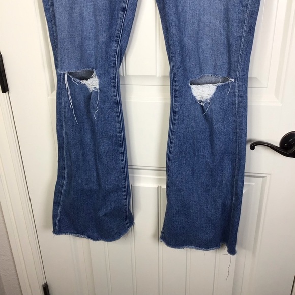 MOTHER The Weekender Cropped Distressed Flare Jeans in Six Packs On Me Size 32. - Picture 4 of 11